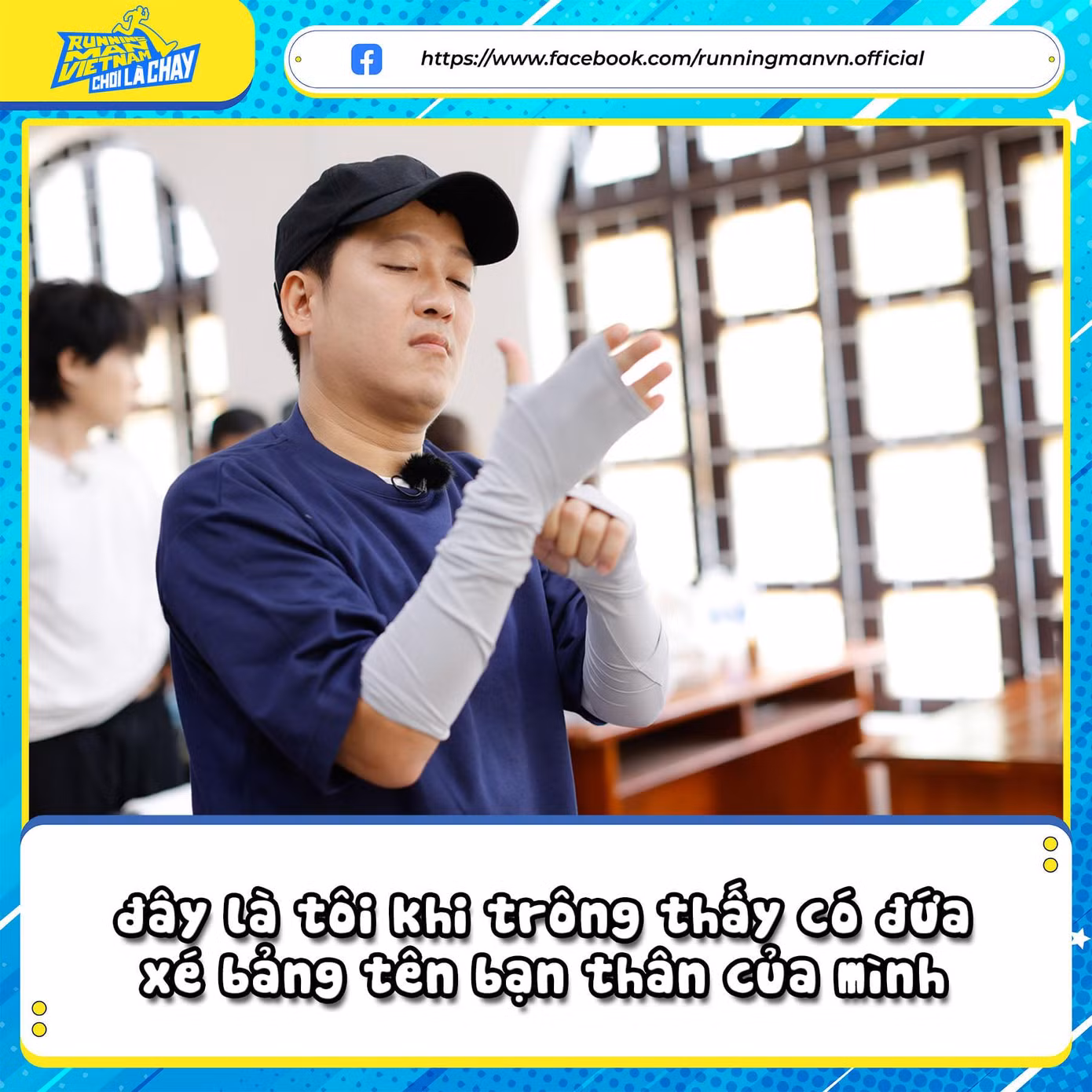 Hình ảnh lấy nét Trường Giang nhưng fan lại chú ý đến ca sĩ gốc Bến Tre ở phía sau.