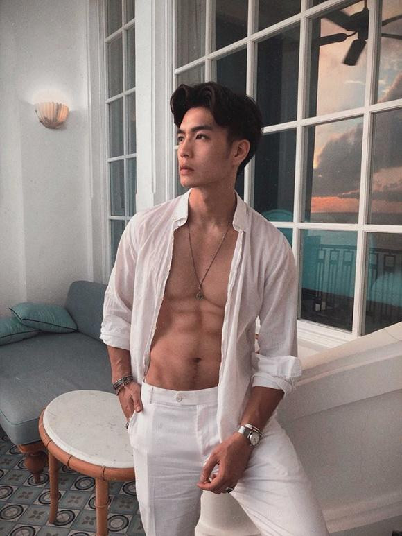 Phong cách thời trang của Huy Trần cũng có nhiều điểm cộng. Phong cách thời trang của Huy Trần cũng có nhiều điểm cộng.