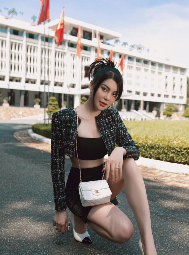 Túi hàng hiệu là item không thể thiếu trong các outfit thường ngày của Lily Chen. Túi hàng hiệu là item không thể thiếu trong các outfit thường ngày của Lily Chen.