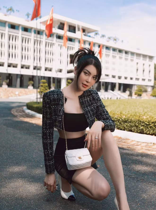 Túi hàng hiệu là item không thể thiếu trong các outfit thường ngày của Lily Chen.