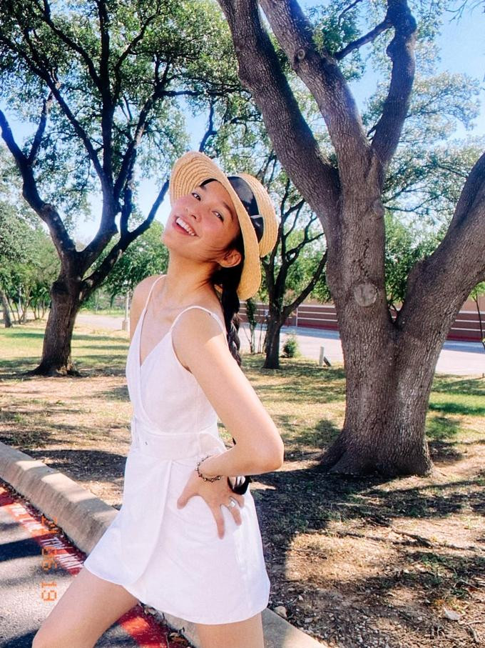 Hiền Thục chuộng diện váy trắng và đội nón cói. Hiền Thục chuộng diện váy trắng và đội nón cói.