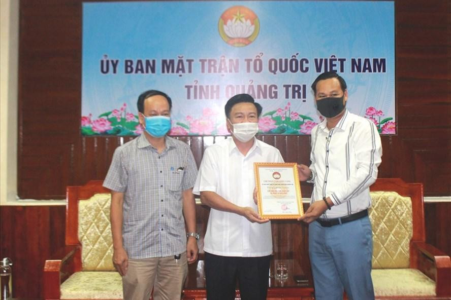 Số tiền 1 tỷ đồng được đại diện nghệ sĩ Hoài Linh trao tượng trưng, sau đó được chuyển khoản đến Ủy ban Mặt trận Tổ quốc Việt Nam tỉnh Quảng Trị.