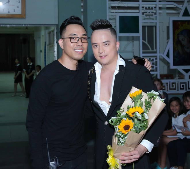 Nguyễn Hồng Thuận ủng hộ và bảo vệ hit cho người bạn thân thiết.