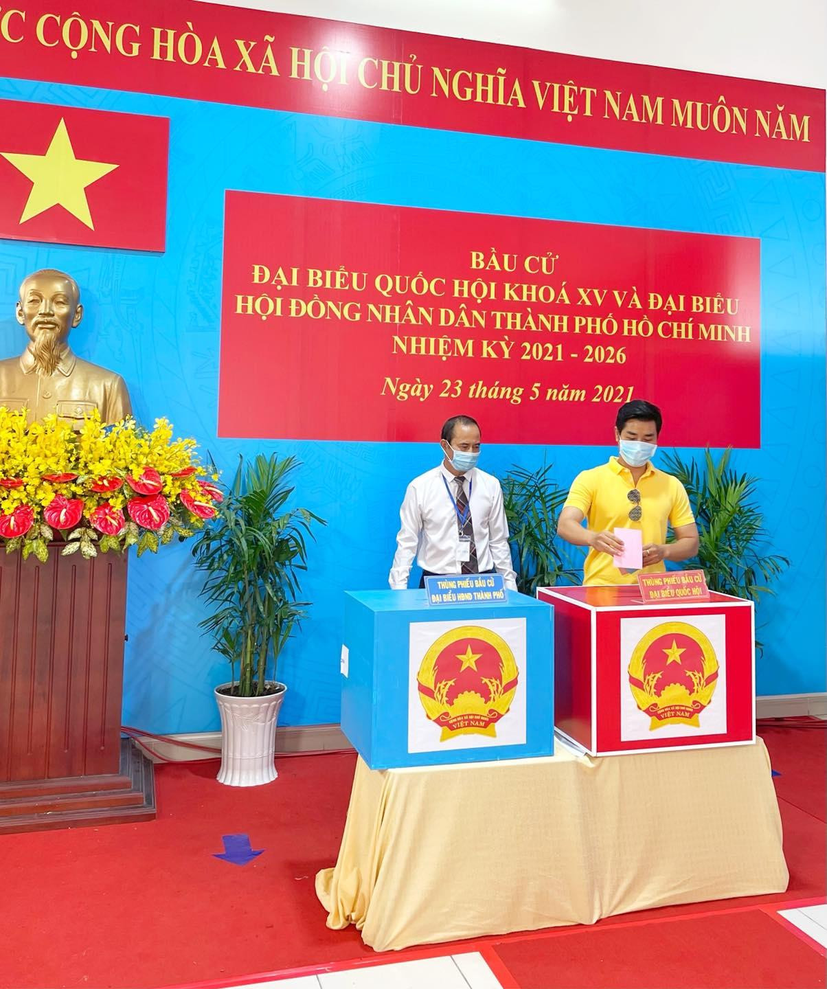 &quot;Sáng nay, em đã dậy thật sớm để đi thực hiện quyền và nghĩa vụ của một người công dân&quot;, MC Nguyên Khang viết.