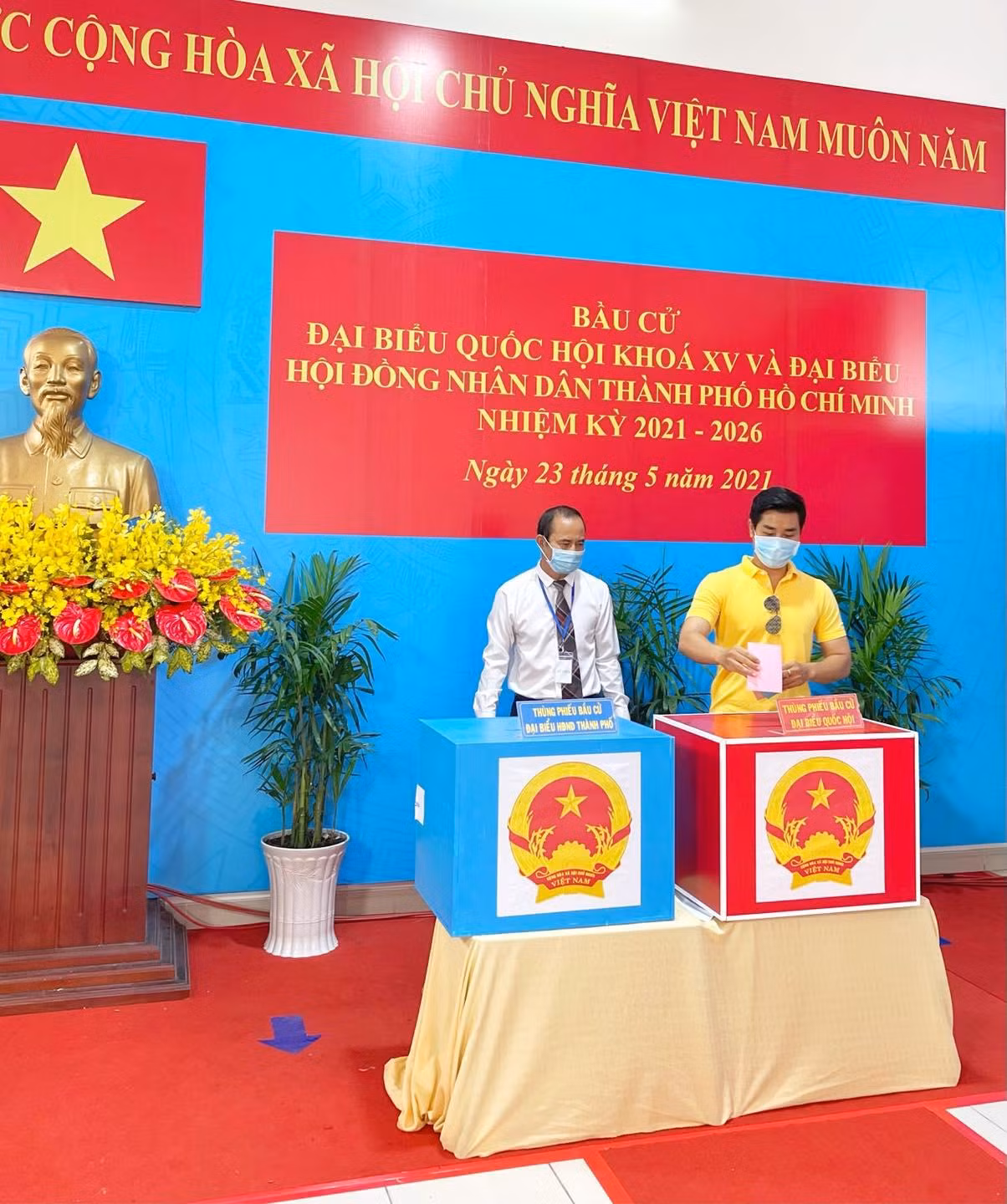 "Sáng nay, em đã dậy thật sớm để đi thực hiện quyền và nghĩa vụ của một người công dân", MC Nguyên Khang viết.