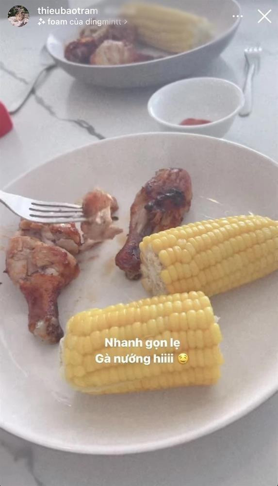 Thiều Bảo Trâm ăn nhanh với món gà nướng và bắp luộc. Thiều Bảo Trâm ăn nhanh với món gà nướng và bắp luộc.