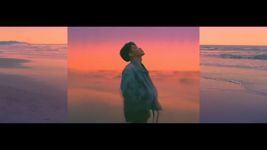 Thời trang của nam ca sĩ trong MV có nhiều nét tương đồng với Sơn Tùng M-TP. Thời trang của nam ca sĩ trong MV có nhiều nét tương đồng với Sơn Tùng M-TP.