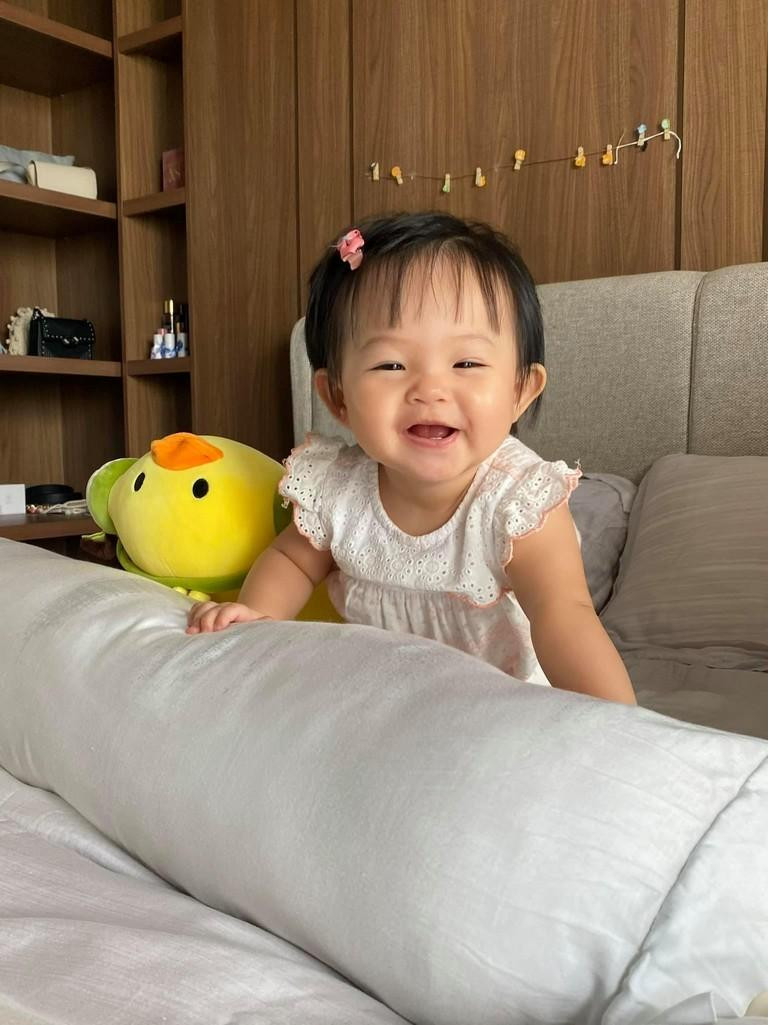 Khoảnh khắc con gái tròn 10 tháng tuổi được Đàm Thu Trang chia sẻ.