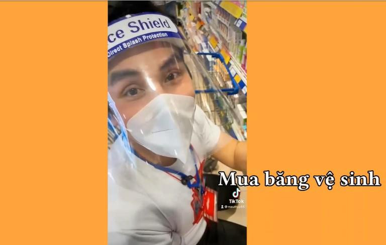 Nam vương Hoàng Phi Kha cũng không ngoại lệ khi lần đầu tiên tìm mua băng vệ sinh.