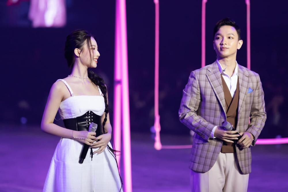 AMEE hát lệch tông khi song ca cùng Hoàng Dũng. AMEE hát lệch tông khi song ca cùng Hoàng Dũng.