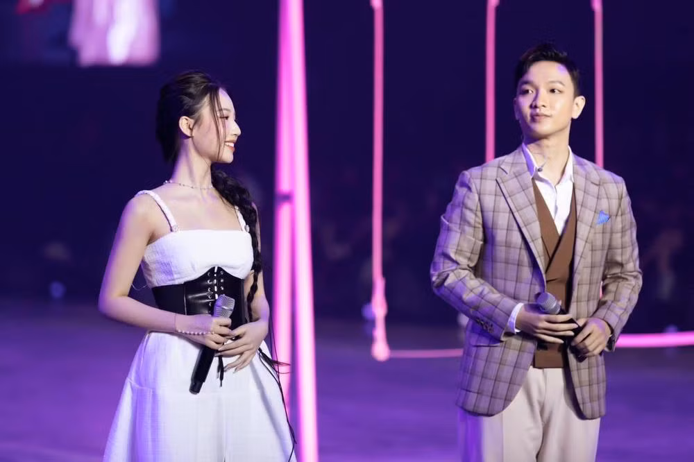 AMEE hát lệch tông khi song ca cùng Hoàng Dũng. AMEE hát lệch tông khi song ca cùng Hoàng Dũng.