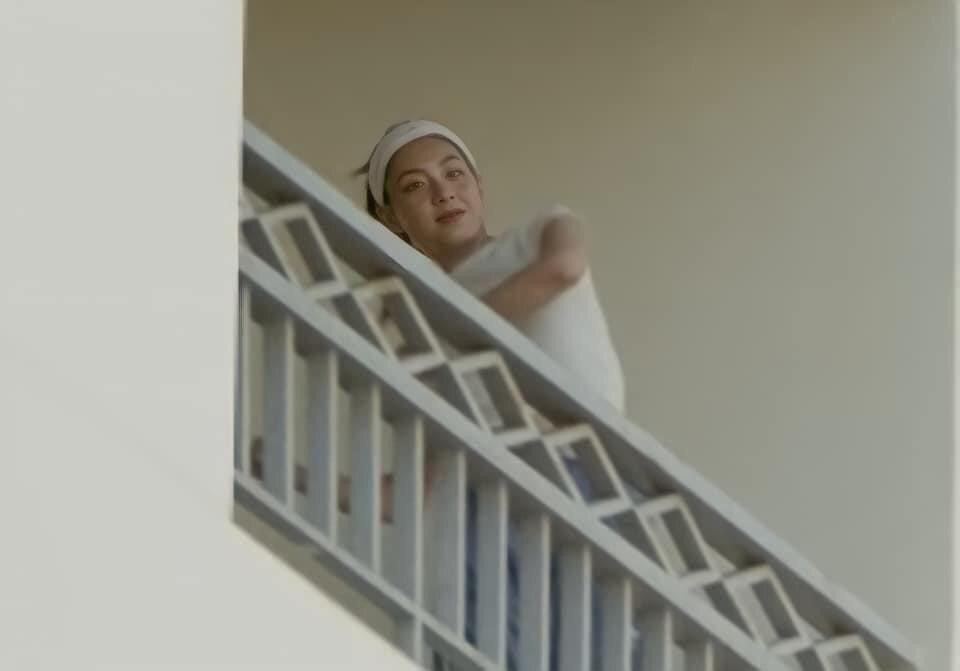 Khoảnh khắc hiếm hoi lộ mặt của Thu Hà trong MV. Khoảnh khắc hiếm hoi lộ mặt của Thu Hà trong MV.