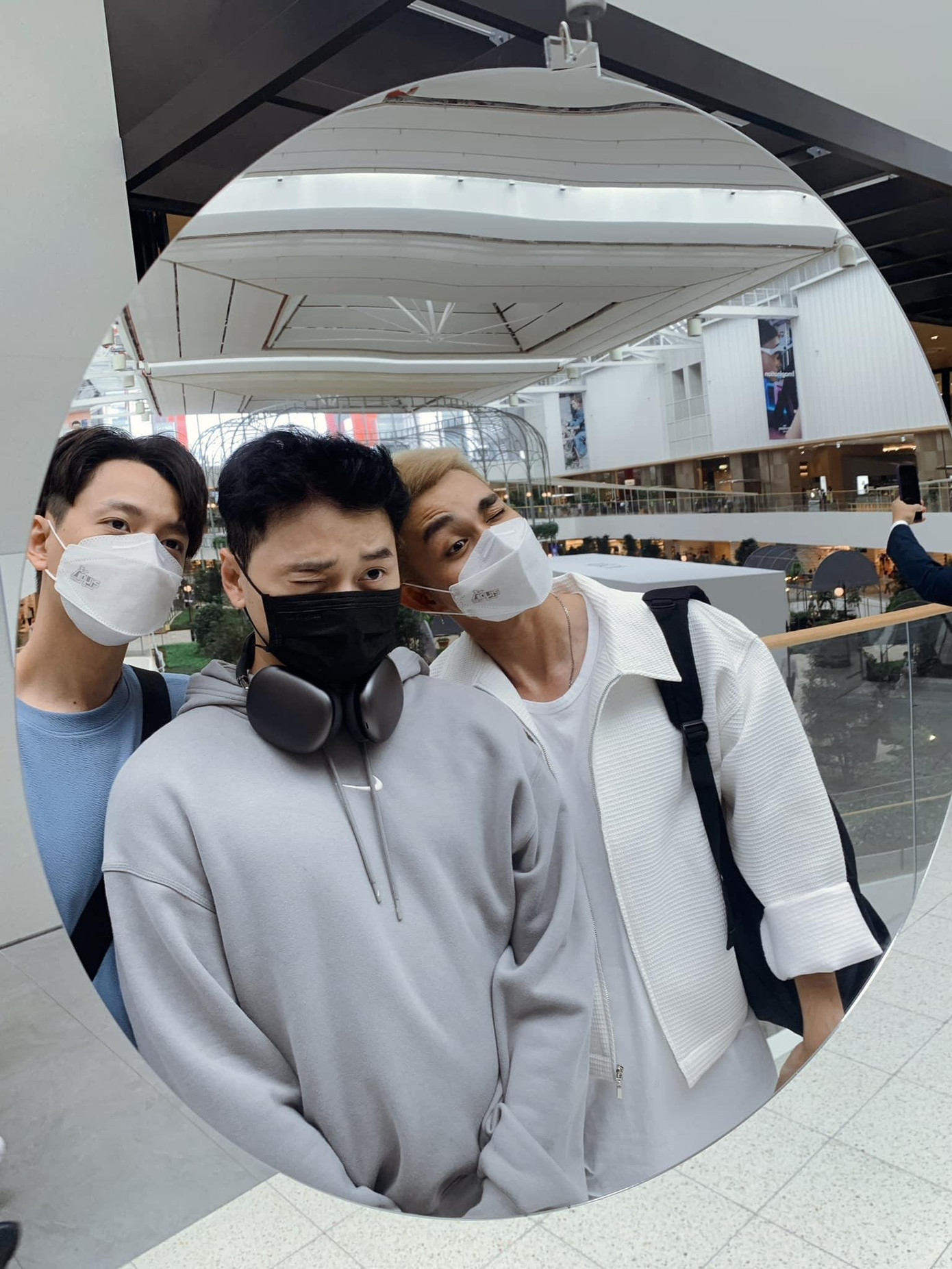 Bộ ba thân thiết hơn hẳn sau chuyến ghi hình ở xứ sở kim chi cùng nhau. Bộ ba thân thiết hơn hẳn sau chuyến ghi hình ở xứ sở kim chi cùng nhau.