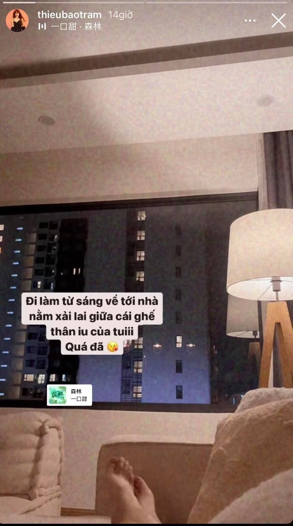 Nữ ca sĩ "chill" trên chiếc ghế thân yêu của mình. Nữ ca sĩ "chill" trên chiếc ghế thân yêu của mình.