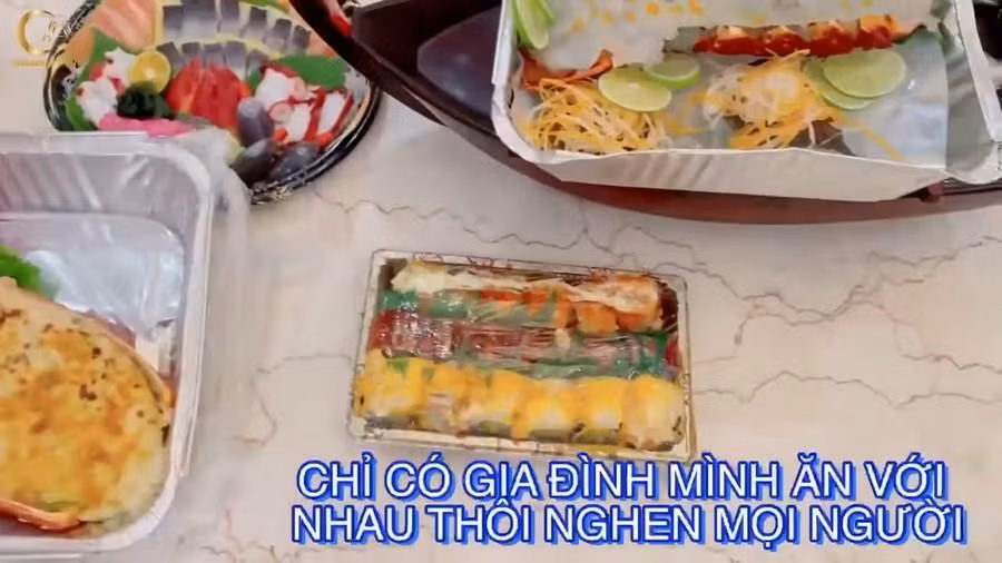 Minh Hằng chú thích trước là chỉ có gia đình ăn với nhau để tránh những bình luận tiêu cực.