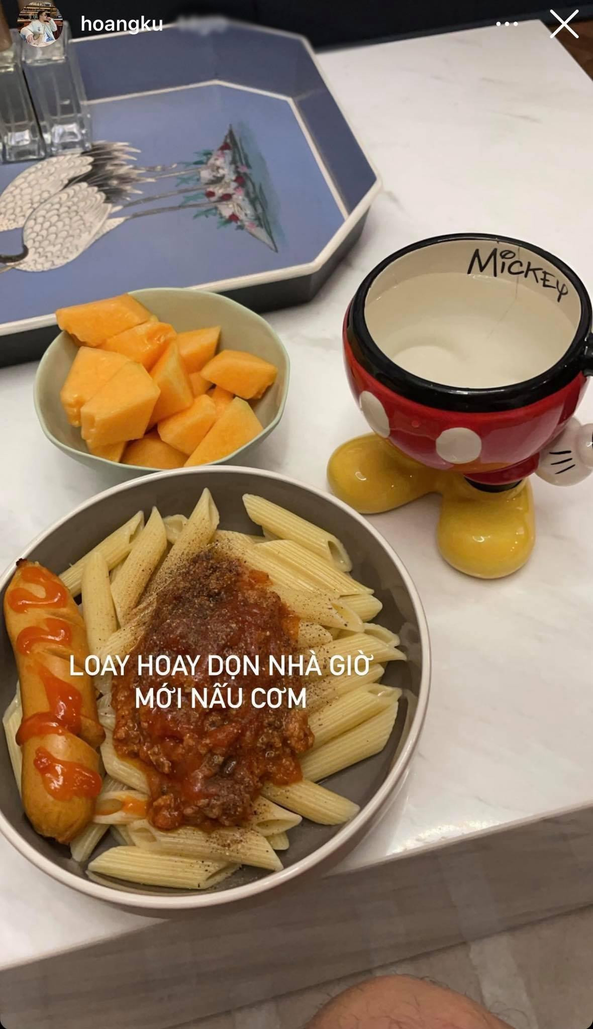 Stylist Hoàng Ku làm nui bò bằm, ăn thêm xúc xích và tráng miệng dưa gang. Stylist Hoàng Ku làm nui bò bằm, ăn thêm xúc xích và tráng miệng dưa gang.