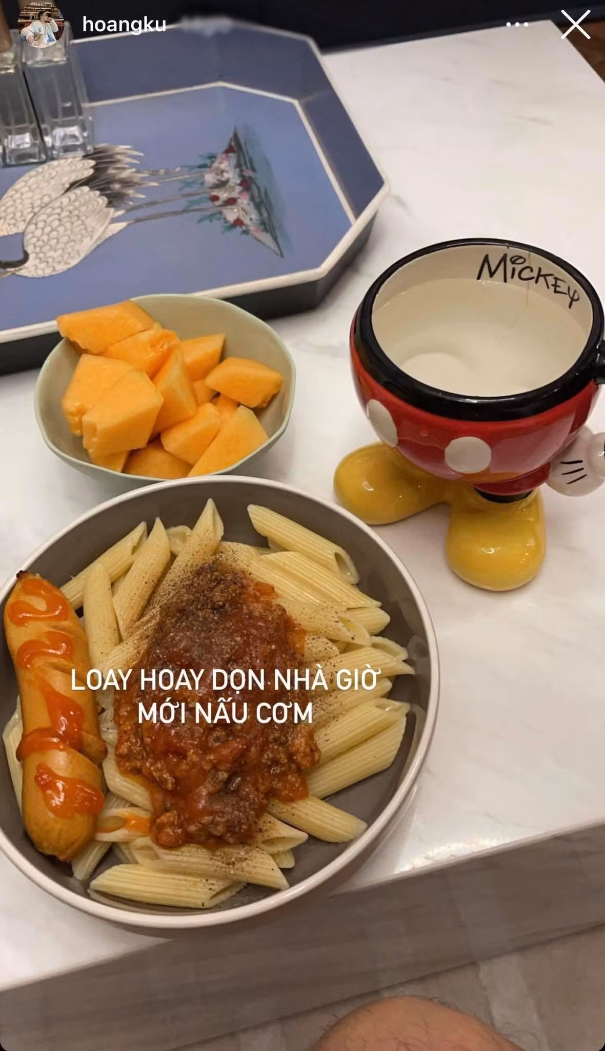 Stylist Hoàng Ku làm nui bò bằm, ăn thêm xúc xích và tráng miệng dưa gang.