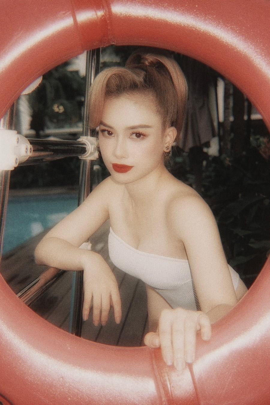 Ca sĩ sinh năm 1991 nhận được nhiều lời khen với tạo hình mới. Ca sĩ sinh năm 1991 nhận được nhiều lời khen với tạo hình mới.