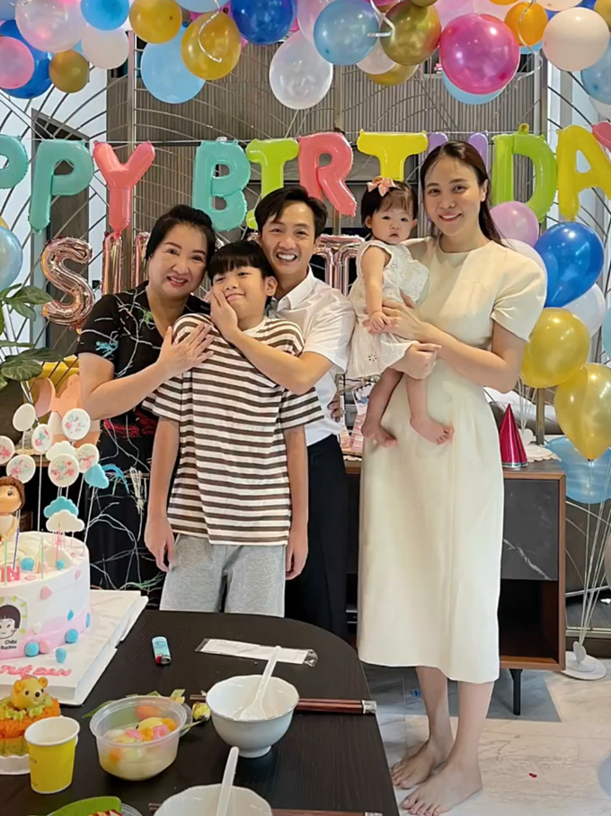 Gia đình &quot;đại gia phố núi&quot; chụp ảnh kỷ niệm trong ngày đặc biệt.