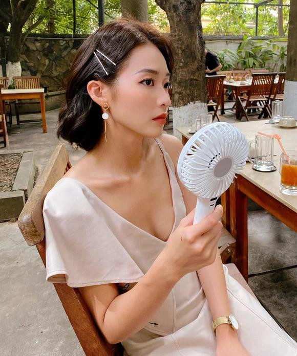 Hình ảnh tiểu thư sang trọng trong phim của Khả Ngân. Hình ảnh tiểu thư sang trọng trong phim của Khả Ngân.