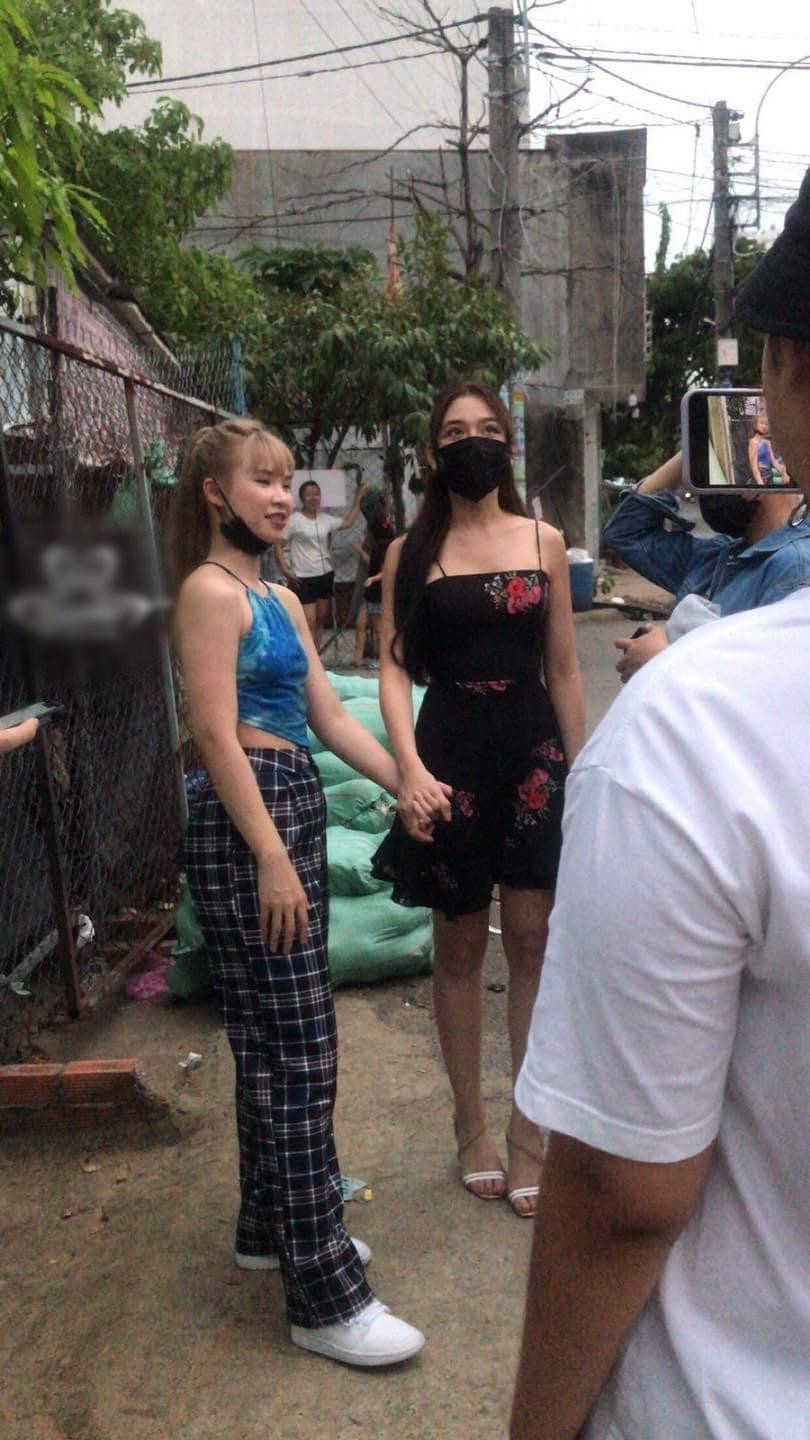 Khởi My gây tranh cãi với bộ trang phục từ những năm 2000.