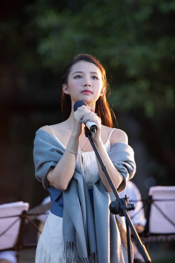 AMEE được mệnh danh là "công chúa" của V-Biz vì ngoại hình xinh xắn và âm nhạc trong trẻo. AMEE được mệnh danh là "công chúa" của V-Biz vì ngoại hình xinh xắn và âm nhạc trong trẻo.