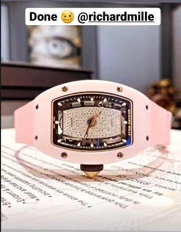 Ngọc Trinh khoe chiếc đồng hồ mới tậu của mình. Ngọc Trinh khoe chiếc đồng hồ mới tậu của mình.