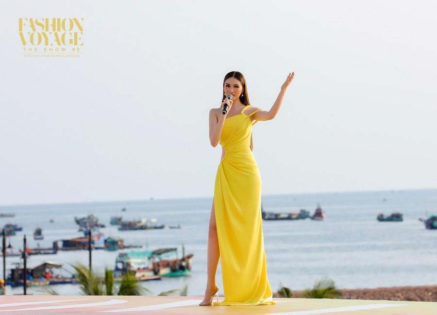 Người đẹp dẫn chương trình trong cái nắng gắt và gió biển, đây cũng là sự kiện khiến Ngọc Trinh phải bỏ về giữa chừng. Người đẹp dẫn chương trình trong cái nắng gắt và gió biển, đây cũng là sự kiện khiến Ngọc Trinh phải bỏ về giữa chừng.