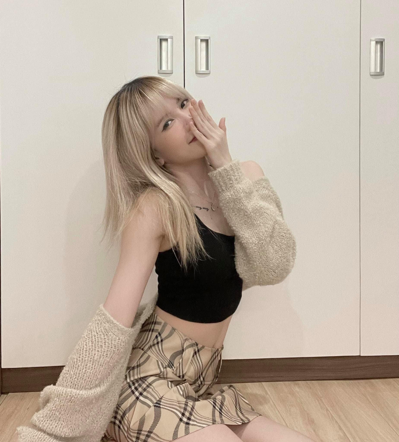 Cách diện đồ và màu tóc của ca sĩ tạo liên tưởng đến Rosé của BLACKPINK.