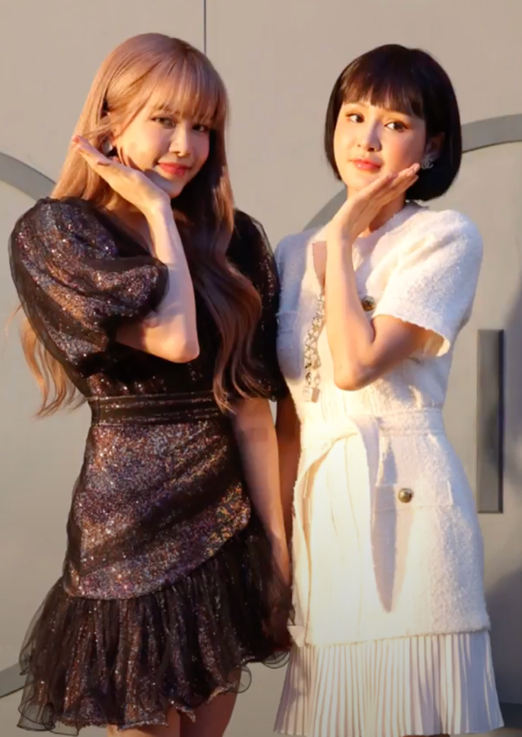 Cặp chị em khi trở về hình ảnh của chính mình.