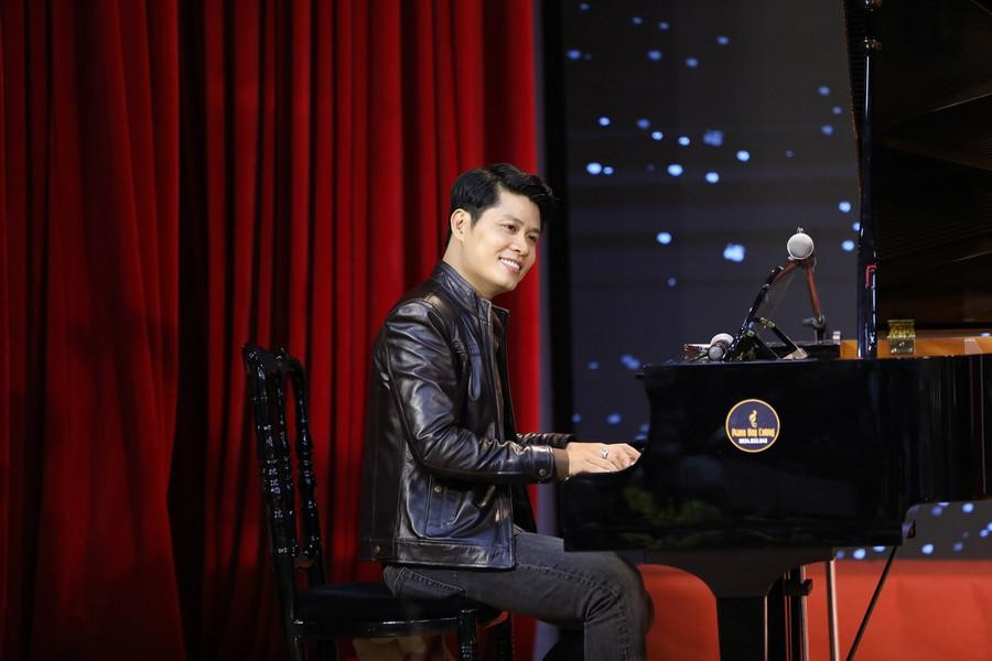 Anh đàn ngẫu hứng khi nhận được món quà là chiếc piano.