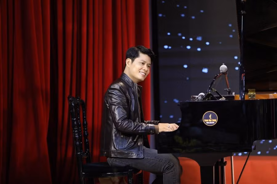 Anh đàn ngẫu hứng khi nhận được món quà là chiếc piano.
