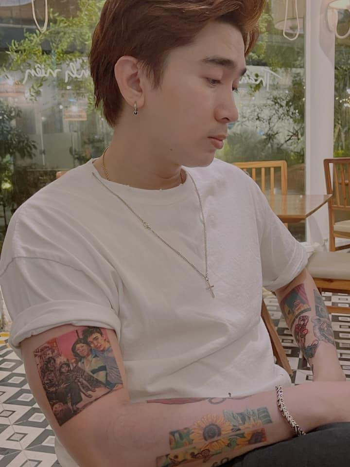 Ca sĩ sinh năm 1989 xăm hình của mẹ ở cánh tay phải.