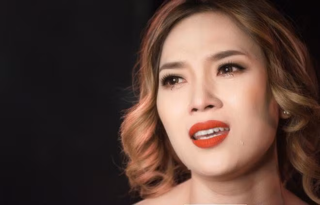 Ca sĩ vô cùng nhập tâm vào nhân vật. Ca sĩ vô cùng nhập tâm vào nhân vật.