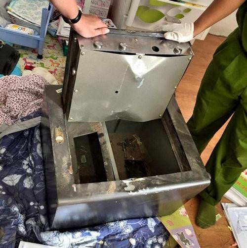 Biệt thự của Đăng Khôi và cận cảnh chiếc két sắt bị phá. Biệt thự của Đăng Khôi và cận cảnh chiếc két sắt bị phá.