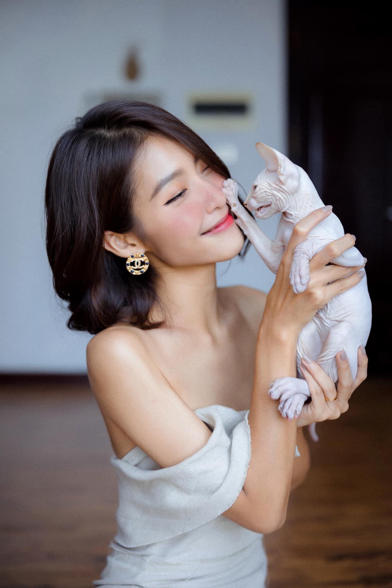 Phần xương tay khẳng khiu của cô lộ rõ trong loạt ảnh này.