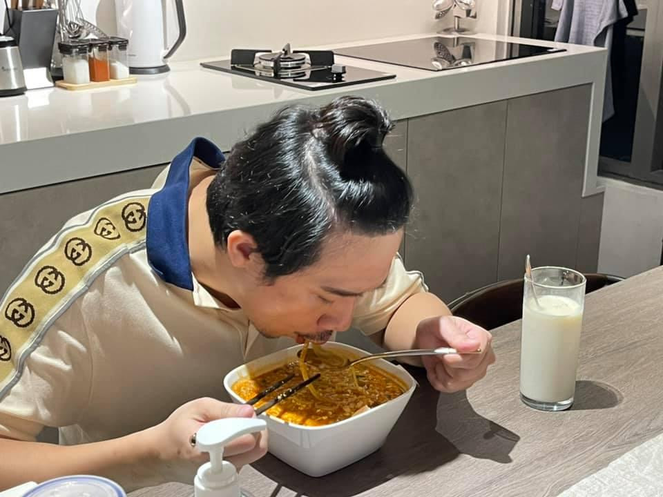 &quot;Bố Già&quot; Trấn Thành chăm vào bếp hơn nhưng lại hay ăn quá muộn.