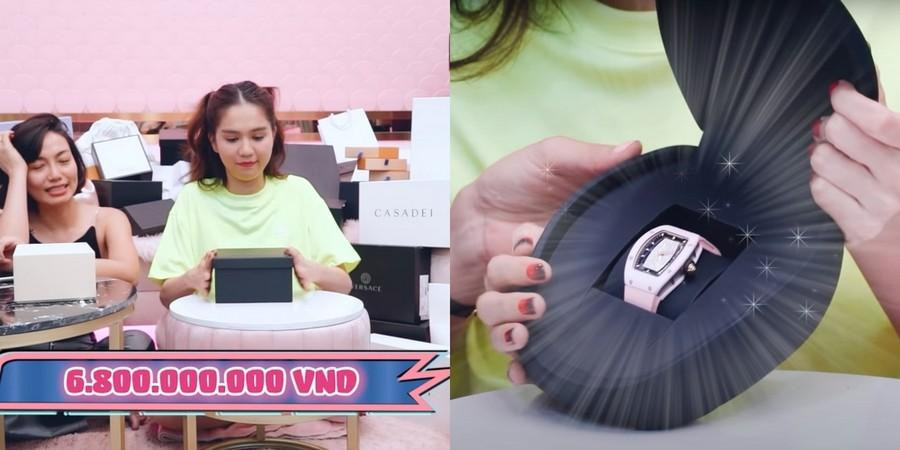 Ngọc Trinh khoe chiếc đồng hồ nạm kim cương đắt đỏ mới mua. Ngọc Trinh khoe chiếc đồng hồ nạm kim cương đắt đỏ mới mua.