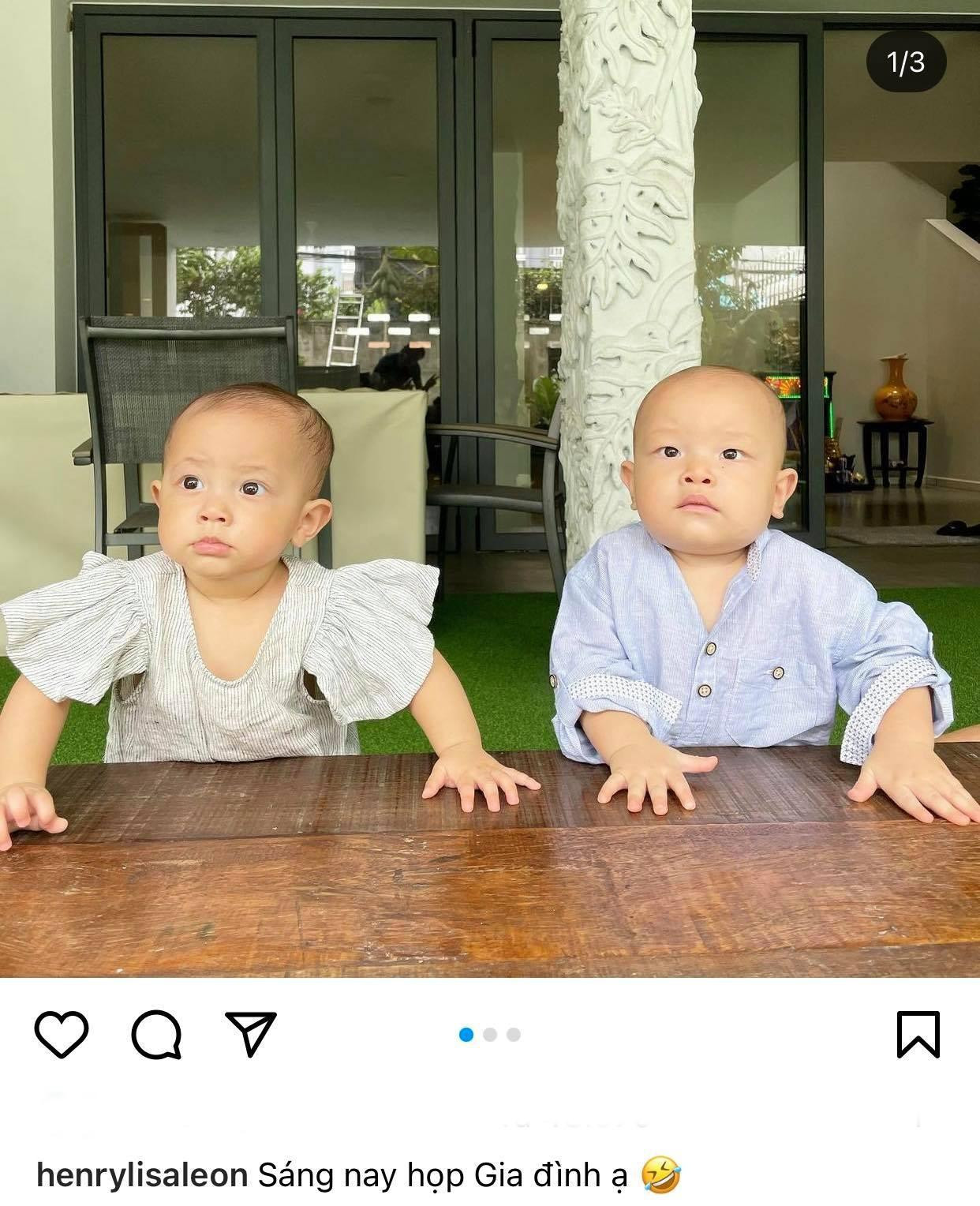 Hai nhóc tì nhà Hà Hồ như đang chăm chú nghe phụ huynh trò chuyện. Hai nhóc tì nhà Hà Hồ như đang chăm chú nghe phụ huynh trò chuyện.