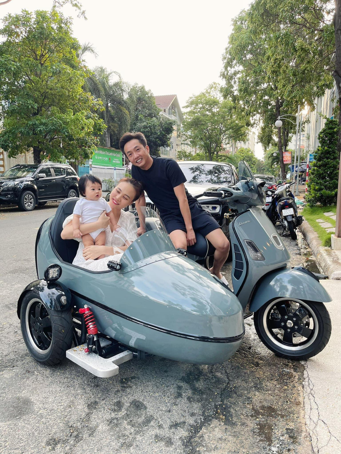 Mẫu xe mới độc lạ, có màu sắc đồng điệu với xế hộp 2 tỷ vừa tậu cách đây không lâu. Mẫu xe mới độc lạ, có màu sắc đồng điệu với xế hộp 2 tỷ vừa tậu cách đây không lâu.