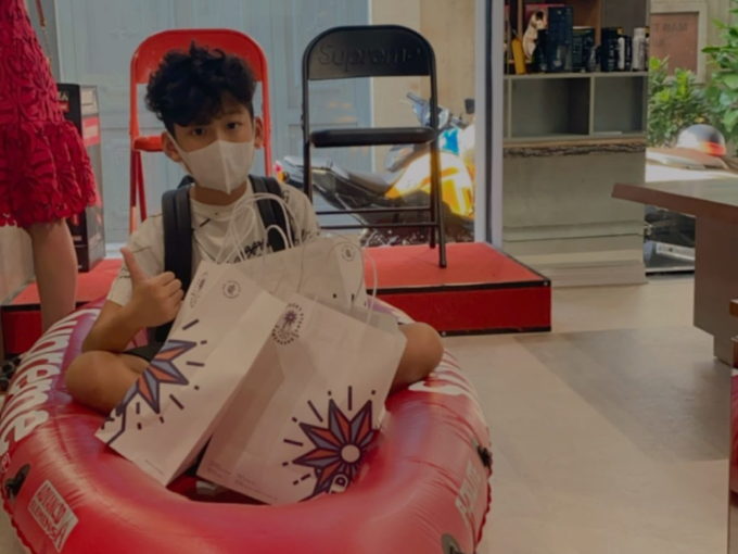 Cậu bé được mẹ đưa đi mua sắm. Cậu bé được mẹ đưa đi mua sắm.