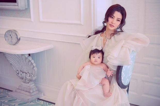 Đông Nhi cho con gái xuất hiện trong bộ ảnh mới của mình. Đông Nhi cho con gái xuất hiện trong bộ ảnh mới của mình.