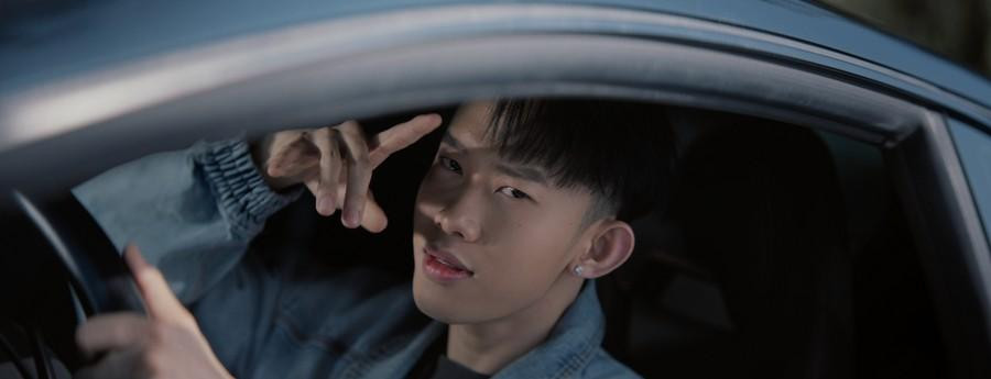 Tạo hình điển trai của Kay Trần trong MV mới.