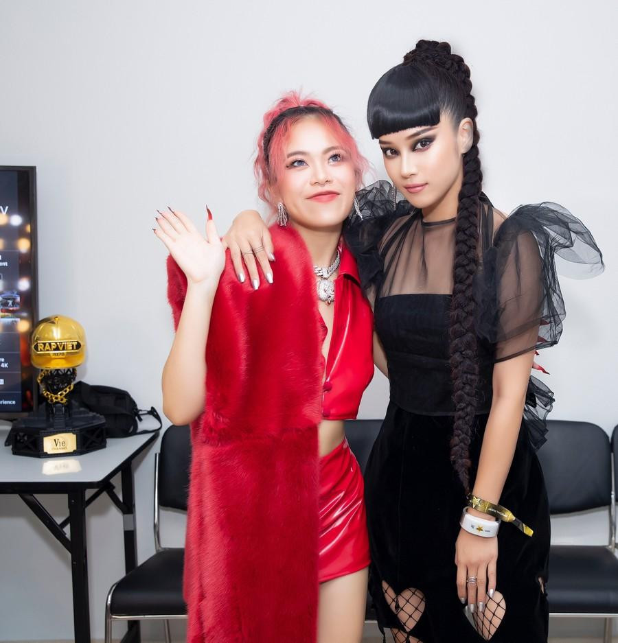 Tlinh chúc mừng Hoàng Yến Chibi có một MV nhiều cảm xúc.