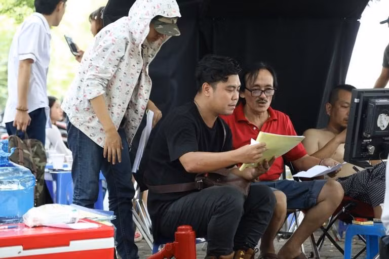 Đây là bộ phim đầu tiên mà cố nghệ sĩ Giang Còi tham gia với vai trò tổng đạo diễn.