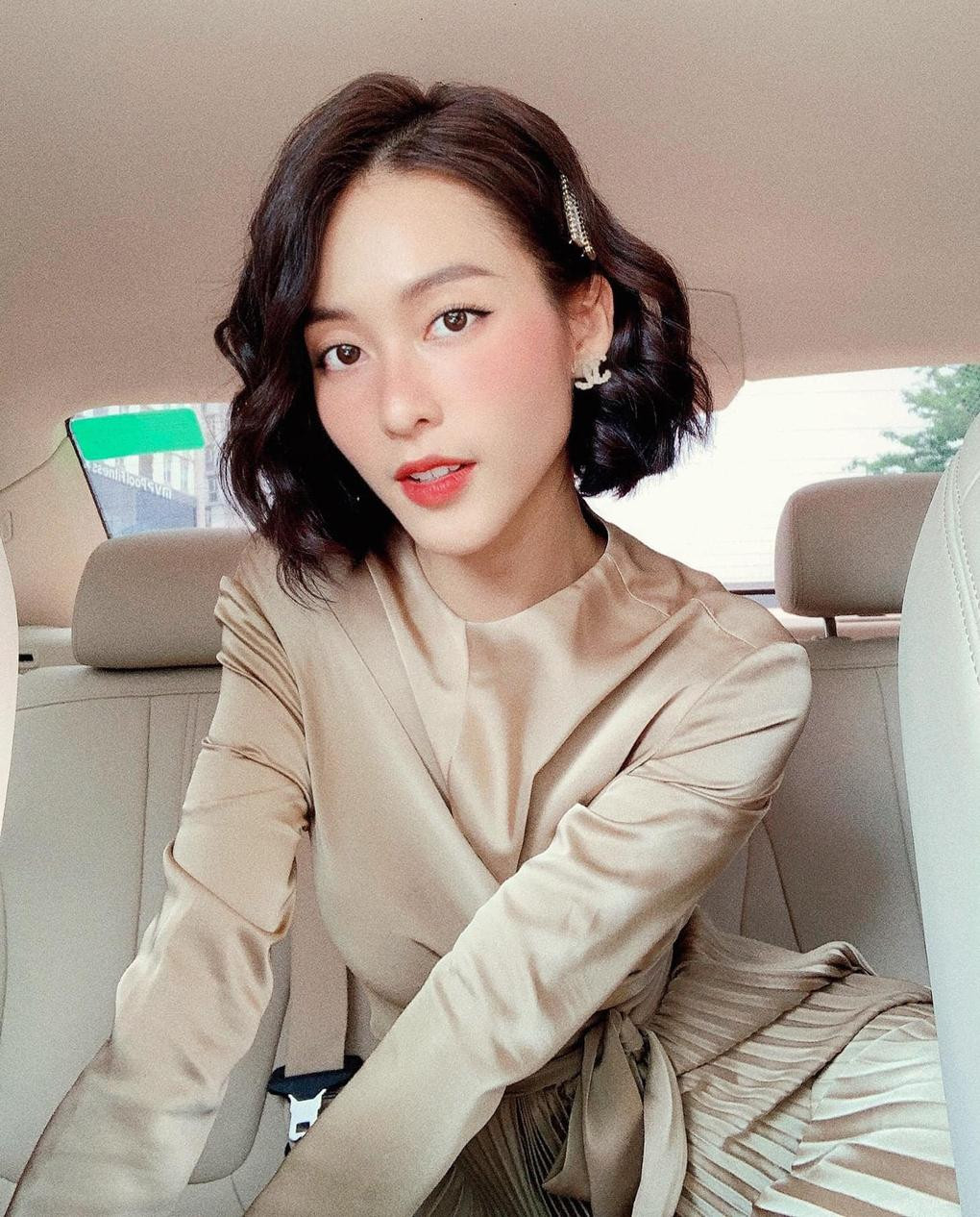 Các thiết kế màu be, chất lụa được cô yêu thích hơn cả. Các thiết kế màu be, chất lụa được cô yêu thích hơn cả.