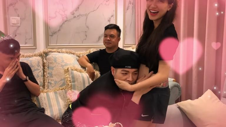 Đức Phúc xúc động, ôm chầm lấy Hòa Minzy sau khi biết người chị thân thiết có em bé.