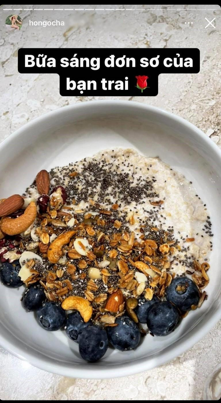 Hồ Ngọc Hà làm đồ ăn sáng cho &quot;bạn trai&quot;.