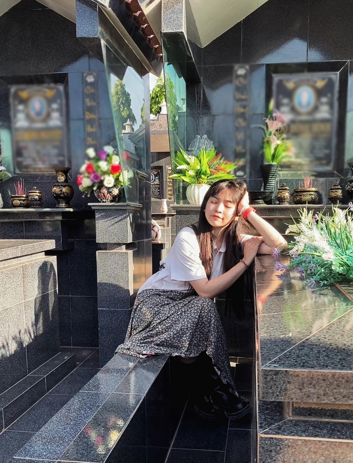 Nàng &quot;Trà Long&quot; khiến cộng đồng mạng xôn xao về hình ảnh chụp ở mộ của ông bà.