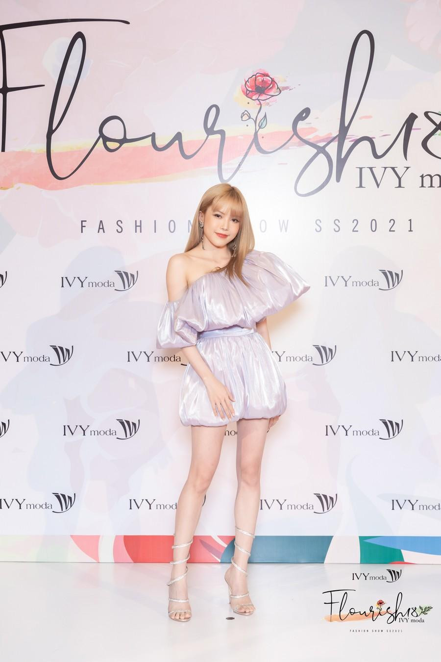 Thiều Bảo Trâm diện đầm lệch vai vô cùng xinh đẹp.